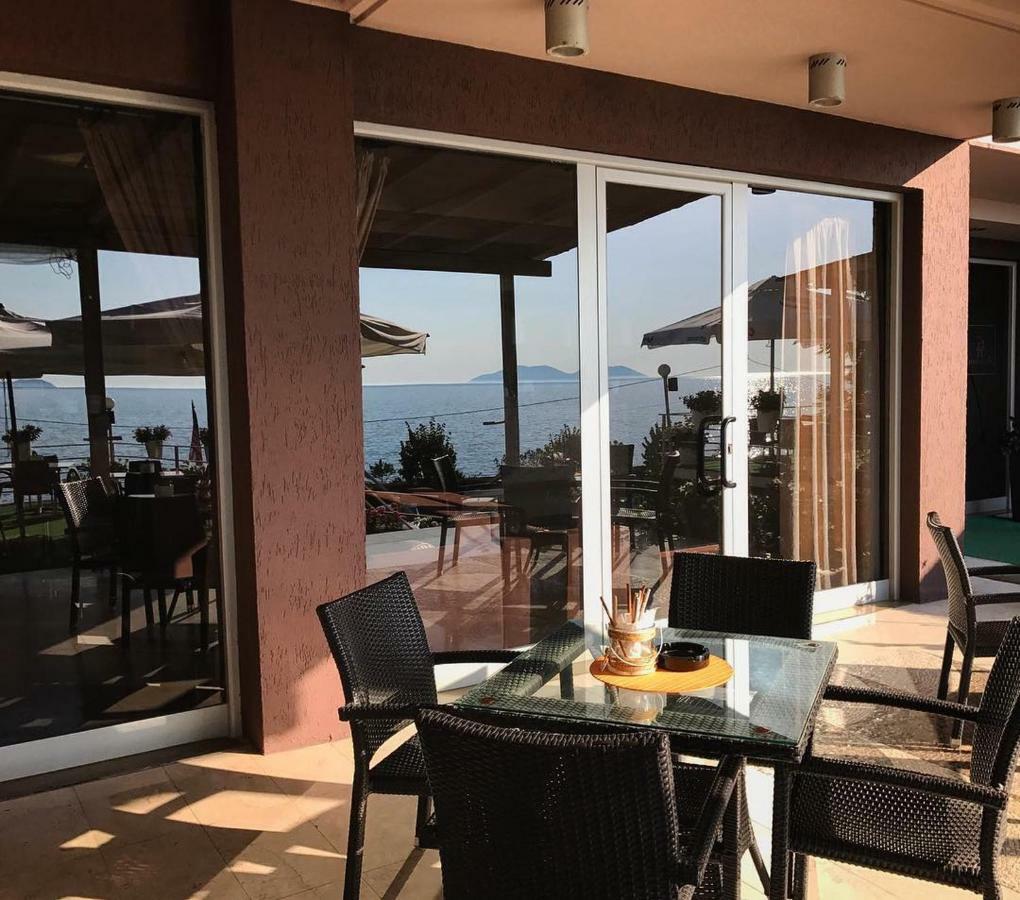 Ambasador Hotel Vlore Ngoại thất bức ảnh